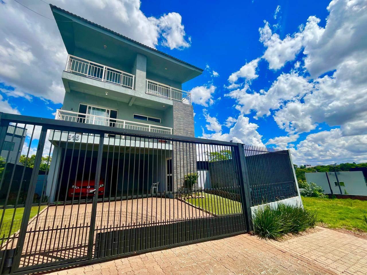 Prédio com 2 apartamentos duplex e sala comercial em Passo Fundo — Lorenzato Imóveis